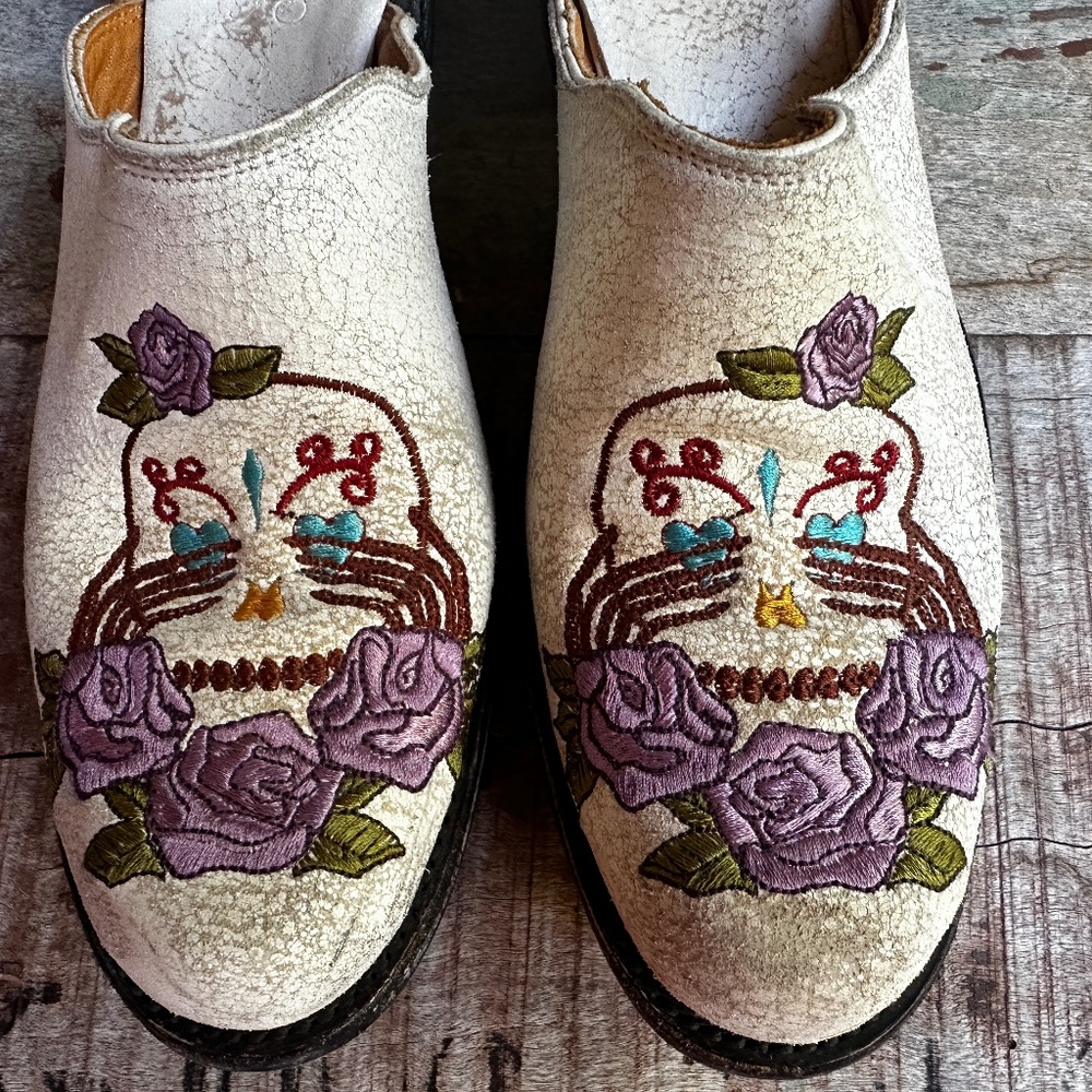 Women's Old Gringo mules slip-ons distressed skulls skeleton embroidered 8